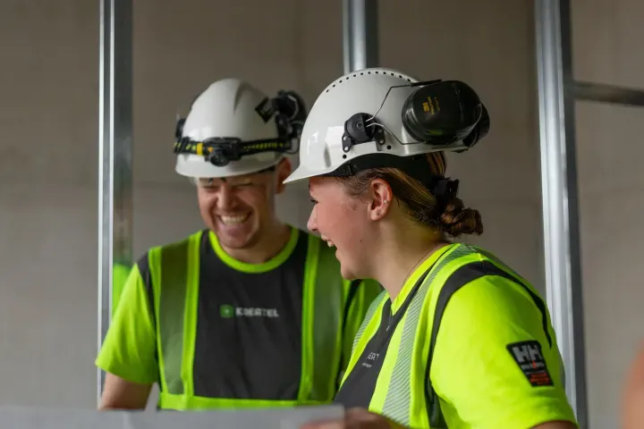 Elektrikere fra Kreatel AS smiler på jobb